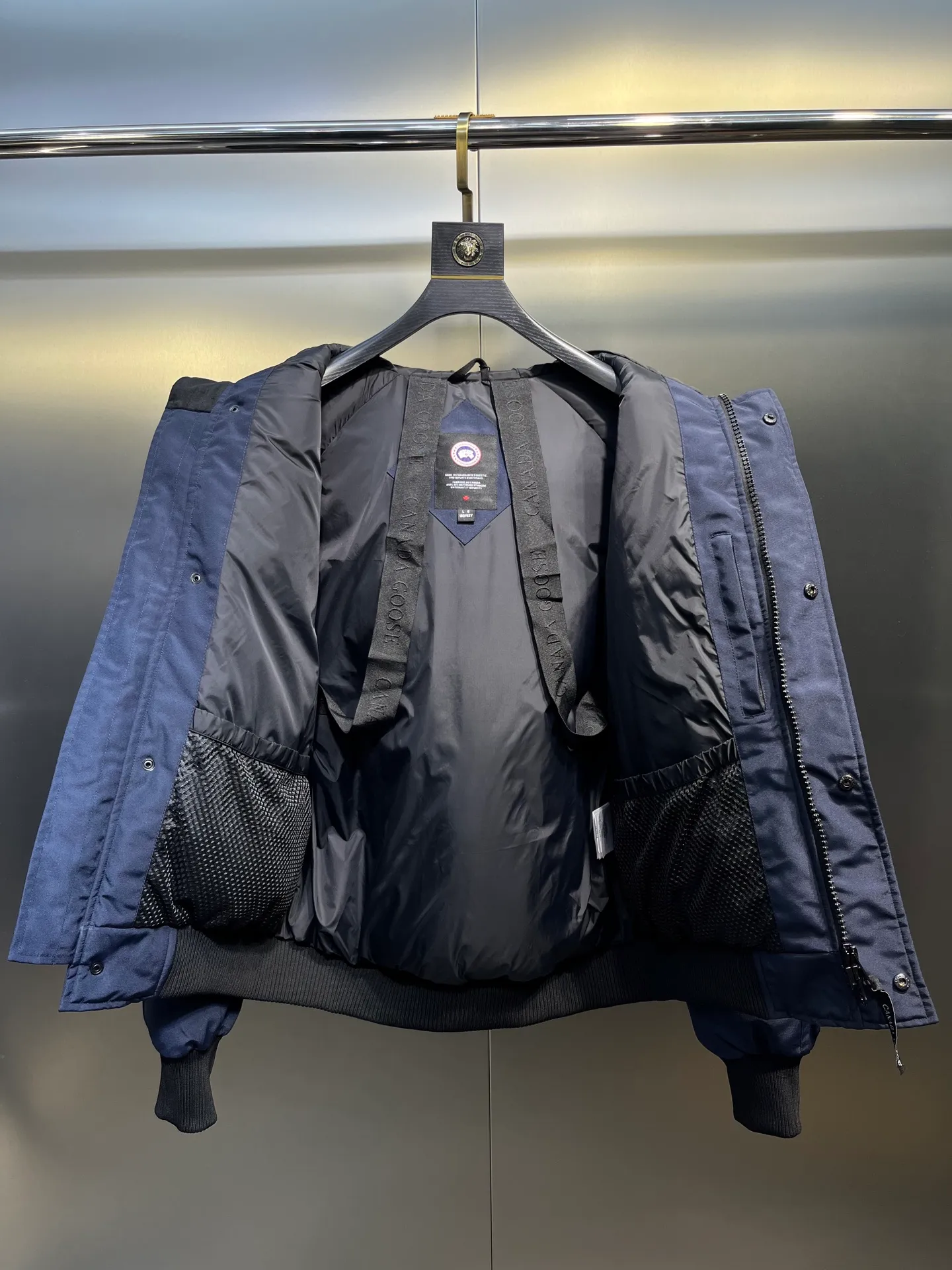 P720 high-end version (new version of Big Goose 01) Canada Goose Canada Goose #Chilliwack 7999M bomber jacket short down jacket/01 model #Men and Women Same Style# ➖ Genuine synchronous anti-counterfeiting chip sensor! ➖ Imported 21S polyester-cotton blended original fabric [last year’s 16S/18S hard fabrics have been completely eliminated, this year all use 21S genuine synchronous fabrics, the soft mid-strap feels delicate and textured], genuine synchronous Feather-Light 10D waterproof coating fabric, made of 84.5 polyester fiber and 15.5 cotton, 100% the best feel in the entire network! ➖ The genuine official website is synchronized with the national standard 80 white duck down, you can check the official website customer service, there will never be a series of misleading claims such as 90 down or goose down! ➖ Using the best nylon lining with double double-layer sealing design, velvet-proof No. 7 needle + grid-filled down ready-made garments, there is 100% no so-called velvet running! ➖ The cuffs are designed with thickened seamless threads, and the collar and pockets are lined with top-quality polar fleece to keep you warm and comfortable! ➖ Yoshida YKK provides original custom-made electroplated sliders. YKK two-way lockable zippers are tight and smooth and will not peel off paint! ➖ 3M composite guarantees that the Velcro is the same as the original, durable, and all accessories and hardware are custom-made! ➖ Imported BEHRINGER embroidery machine to customize the 10,000-needle embroidery logo, 98% of which can be reproduced to restore the original logo. You can check and compare on the official website! ➖ The fur collars are all made of large pieces of Western Canadian blue wolf hide, ensuring that each fur collar is 13-15cm wide!   Size:XS-XXL